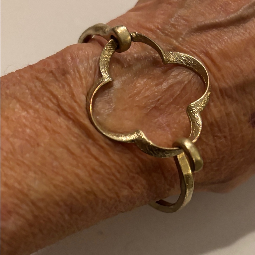 Elegant Gold Clover Bracelet